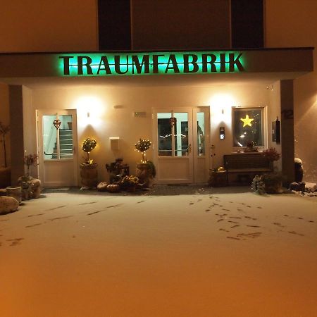 Hotel Traumfabrik Buettelborn Bagian luar foto
